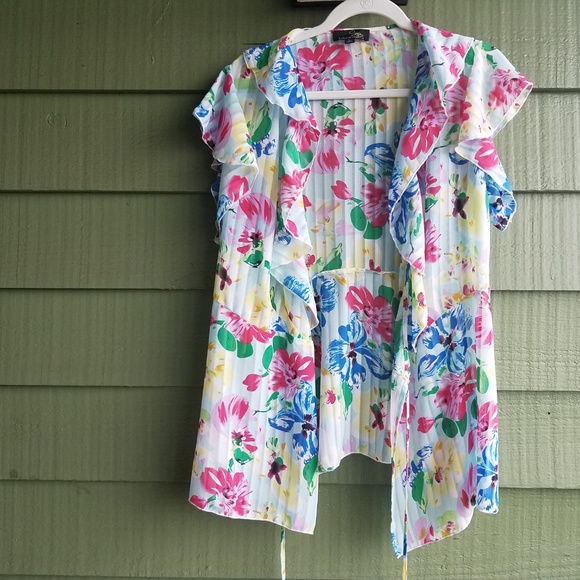 Spring Floral Wrap Top Pleated - Picture 2 of 3